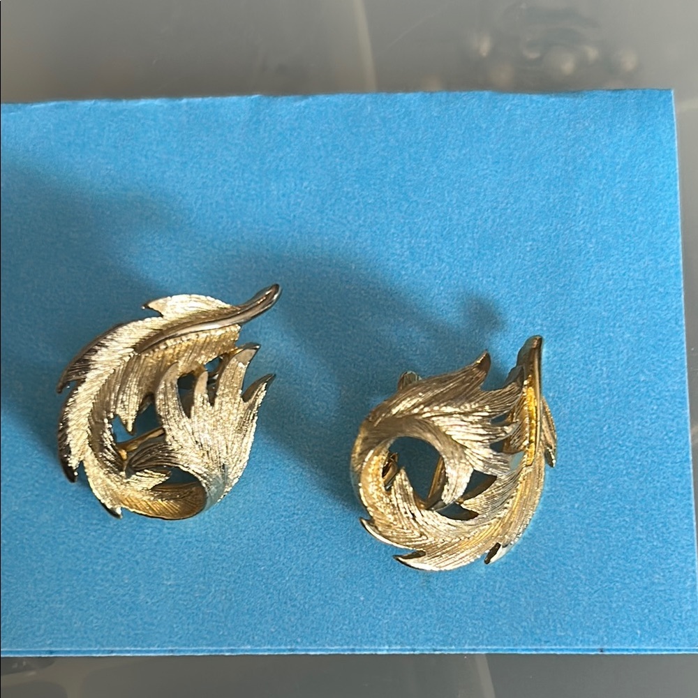 Elegant Vintage Gold Leaf  Clip Earrings